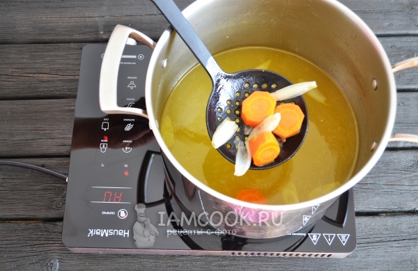 Достать из бульона овощи