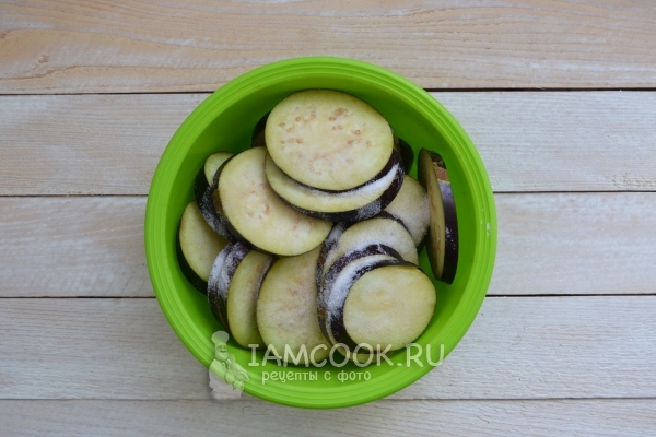 Посолить баклажаны