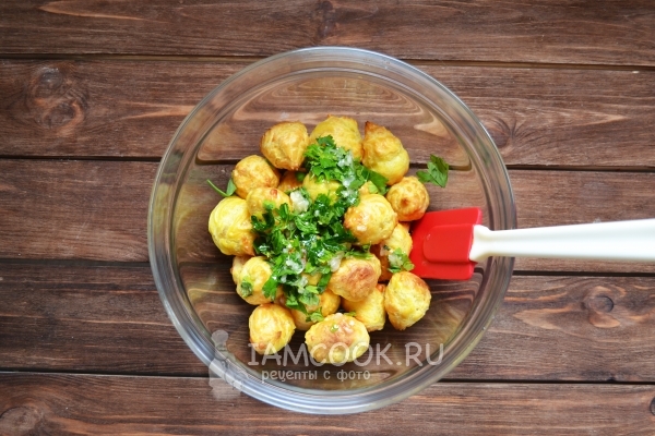 Смешать гужеры с зеленым соусом