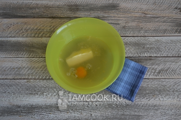 Соединить масло с яйцом