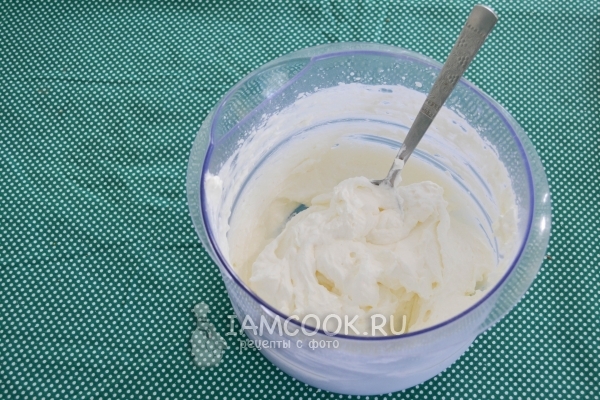 Взбить сливки с сахаром