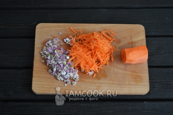 Измельчить лук и морковь