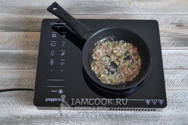 Обжарить лук