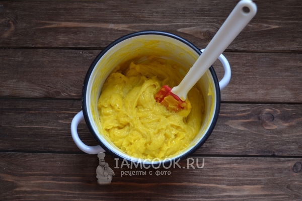 Вмешать яйца в тесто