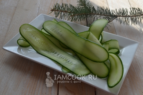 Порезать огурцы слайсами