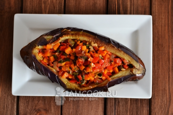 Положить в баклажан овощи