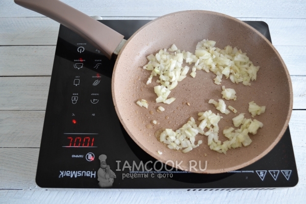 Обжарить лук