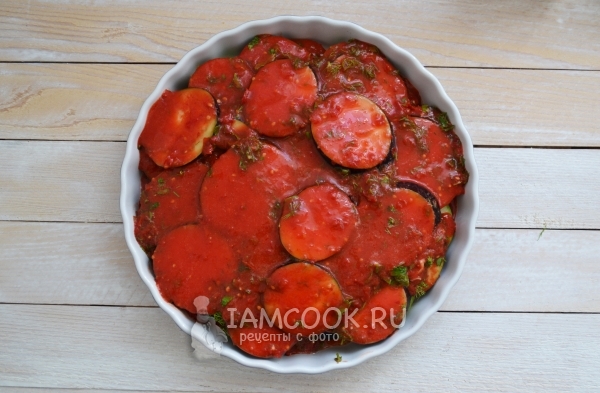 Полить овощи соусом