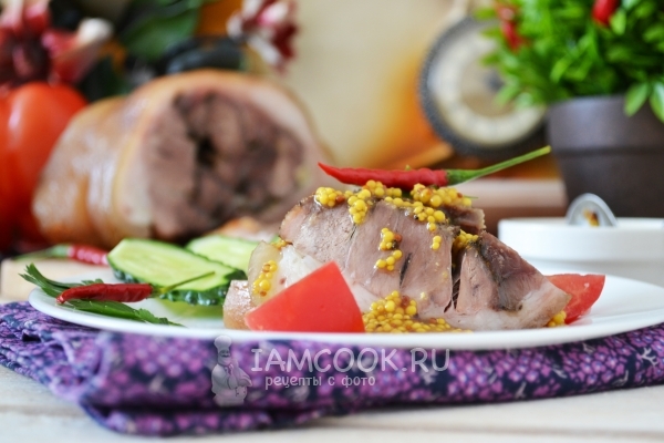 Рулет из свиной рульки на тарелке