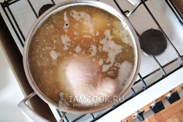 Положить сальтисон в бульон