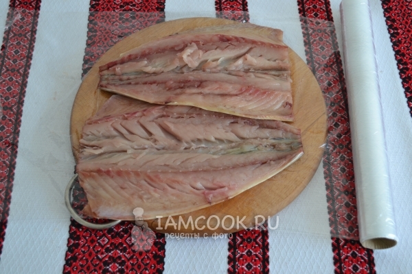Положить рыбу на пищевую пленку