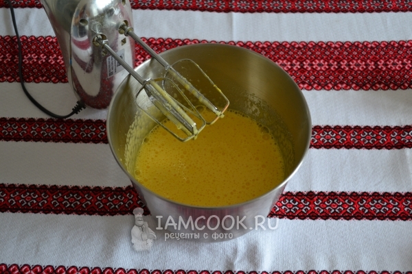 Взбить яйца с сахаром