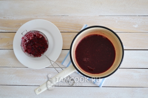 Протереть смородину через сито