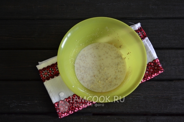 Всыпать в молоко дрожжи и сахар