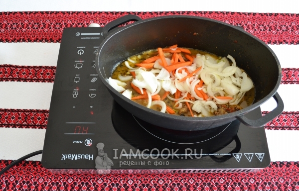 Положить к мясу лук и морковь