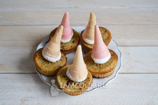 Поставить на кексы вафельные конусы