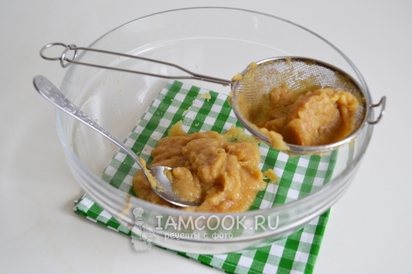 Протереть яблочное пюре через сито