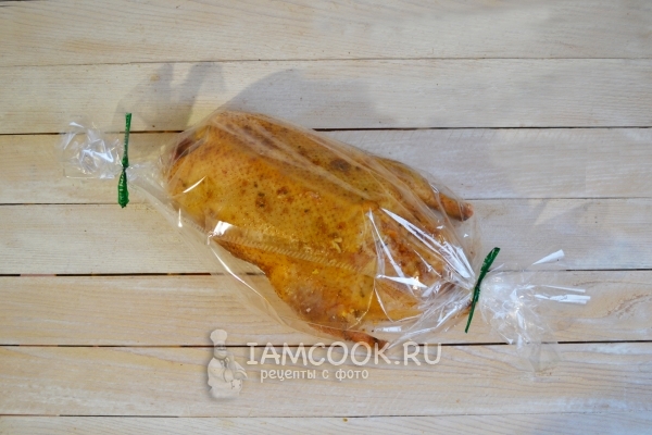 Положить утку в рукав для запекания