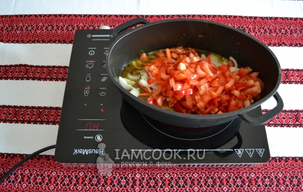 Добавить перец и помидоры