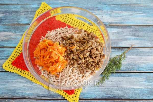 Соединить овощи, мясо и грибы