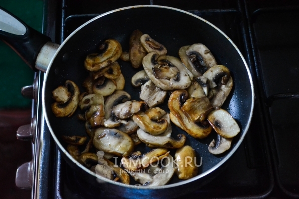 Обжарить шампиньоны