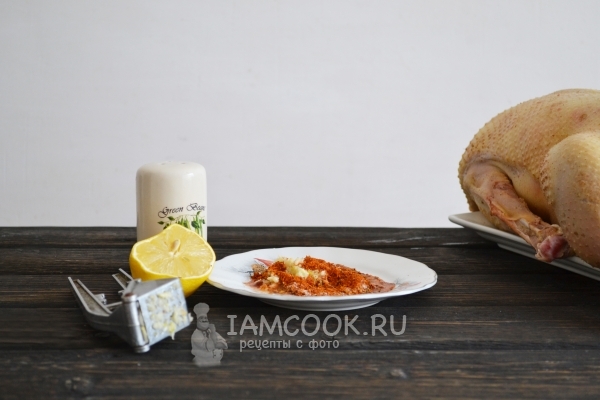 Добавить чеснок и сок лимона