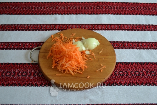 Измельчить лук и морковь