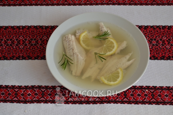 Положить в бульон рыбу и дольки лимона