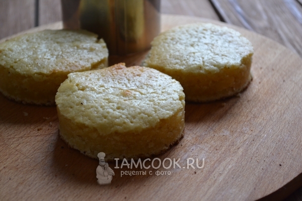 Вырезать из бисквита кружочки