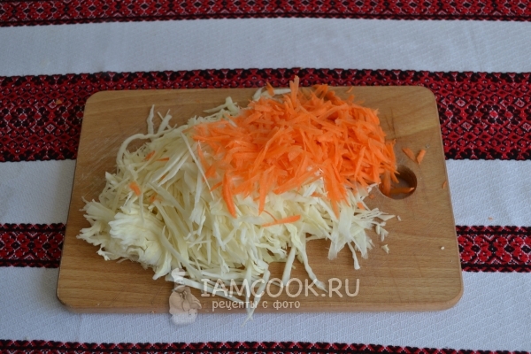 Порезать капусту и натереть морковь