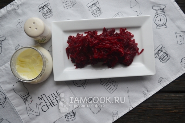 Натереть на терке свеклу