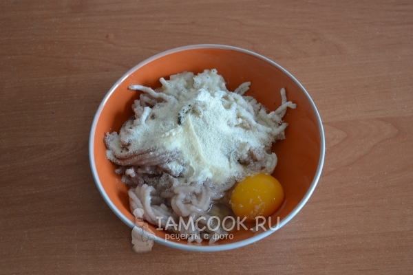 Добавить яйцо и манку