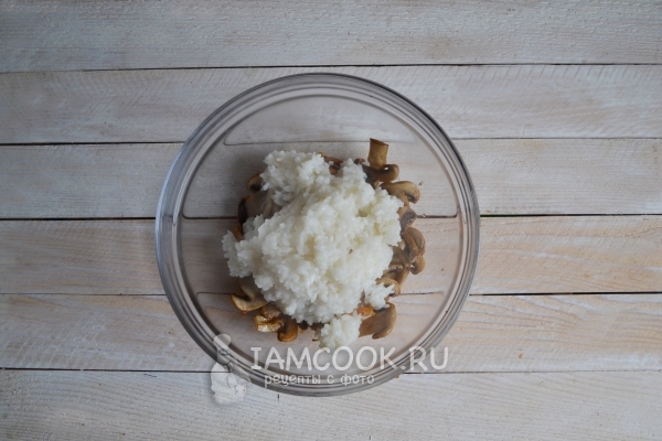 Положить готовый рис