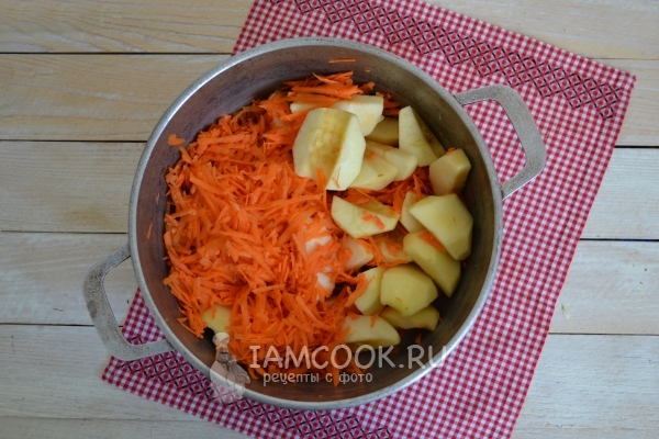 Натереть морковь и порезать яблоки