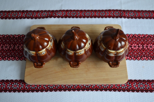 Закрыть горшочки крышками