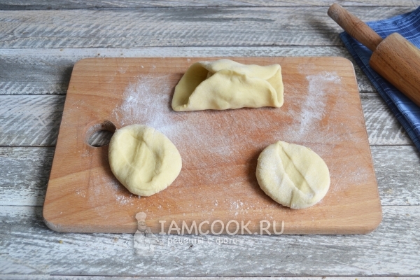 Положить на тесто начинку