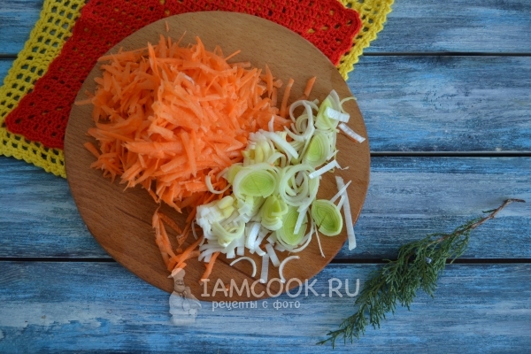 Порезать лук и натереть морковь