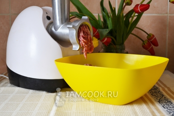 Перекрутить мясо на мясорубке