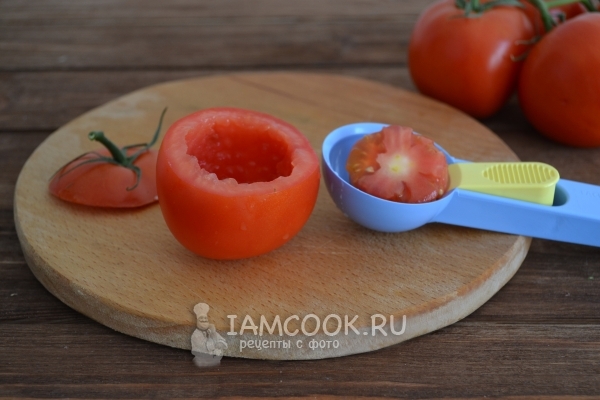 Достать у помидора сердцевину