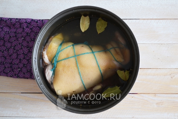 Рулька в чаше мультиварки