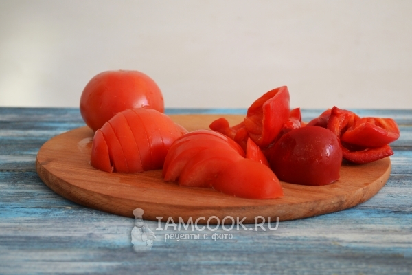 Порезать перец и помидоры
