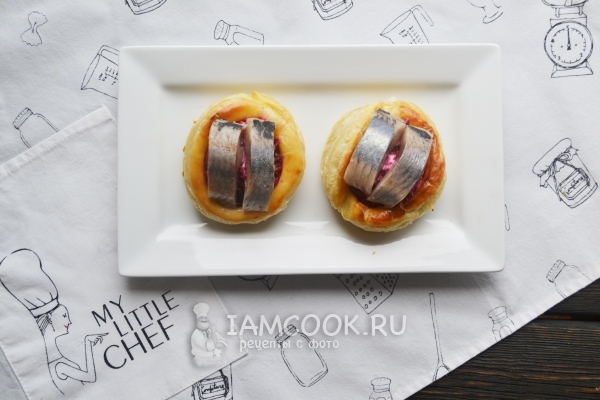 Положить кусочки сельди