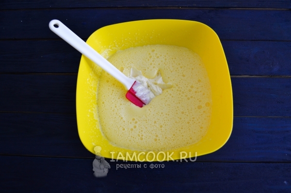 Положить масло в яичную массу