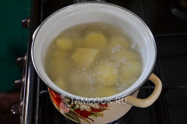 Поставить варить картофель