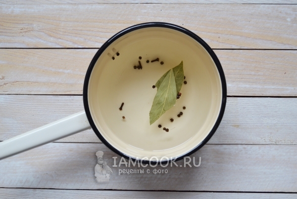 Положить в воду перец, гвоздику и лавровый лист