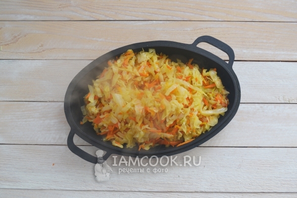 Обжарить капусту с морковью