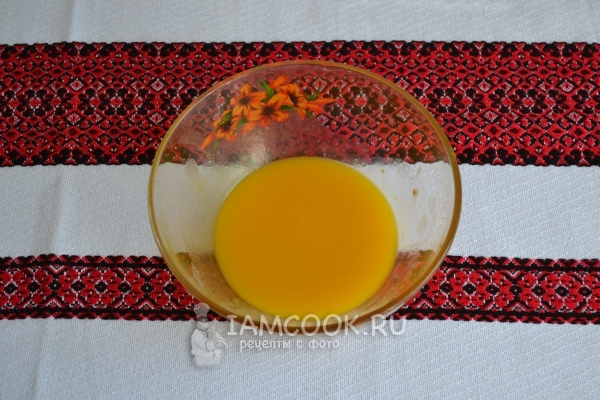 Взбить масло с яйцом