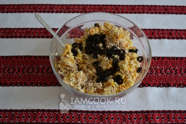 Положить оливки