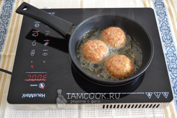 Положить котлеты на сковороду
