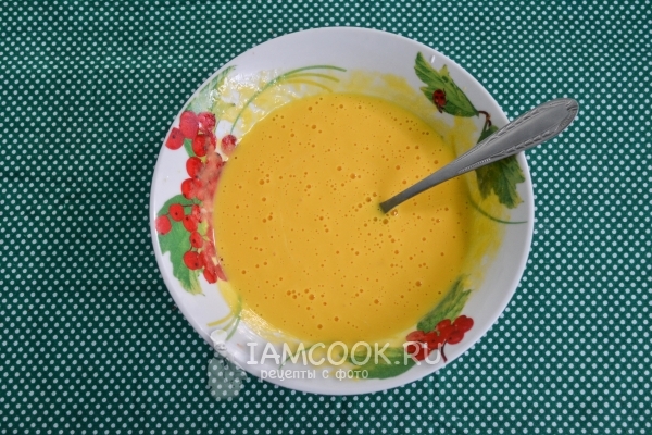 Взбить яйца со сметаной